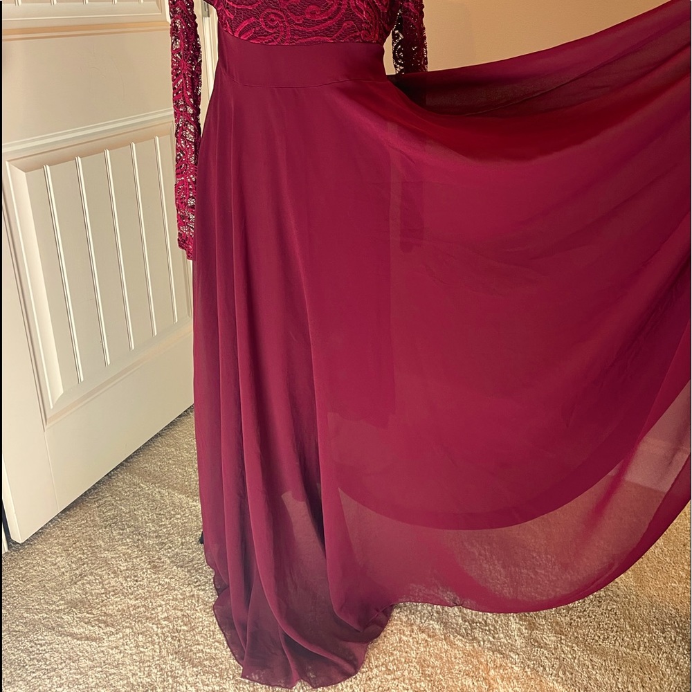 Flowy maroon dress, lace sleeves,